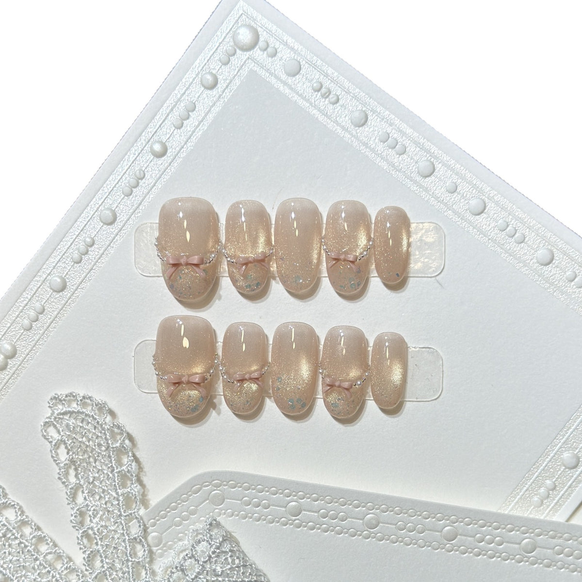 Press-On-Nagelkunst-Set mit eleganten Schleifenakzenten Brehn