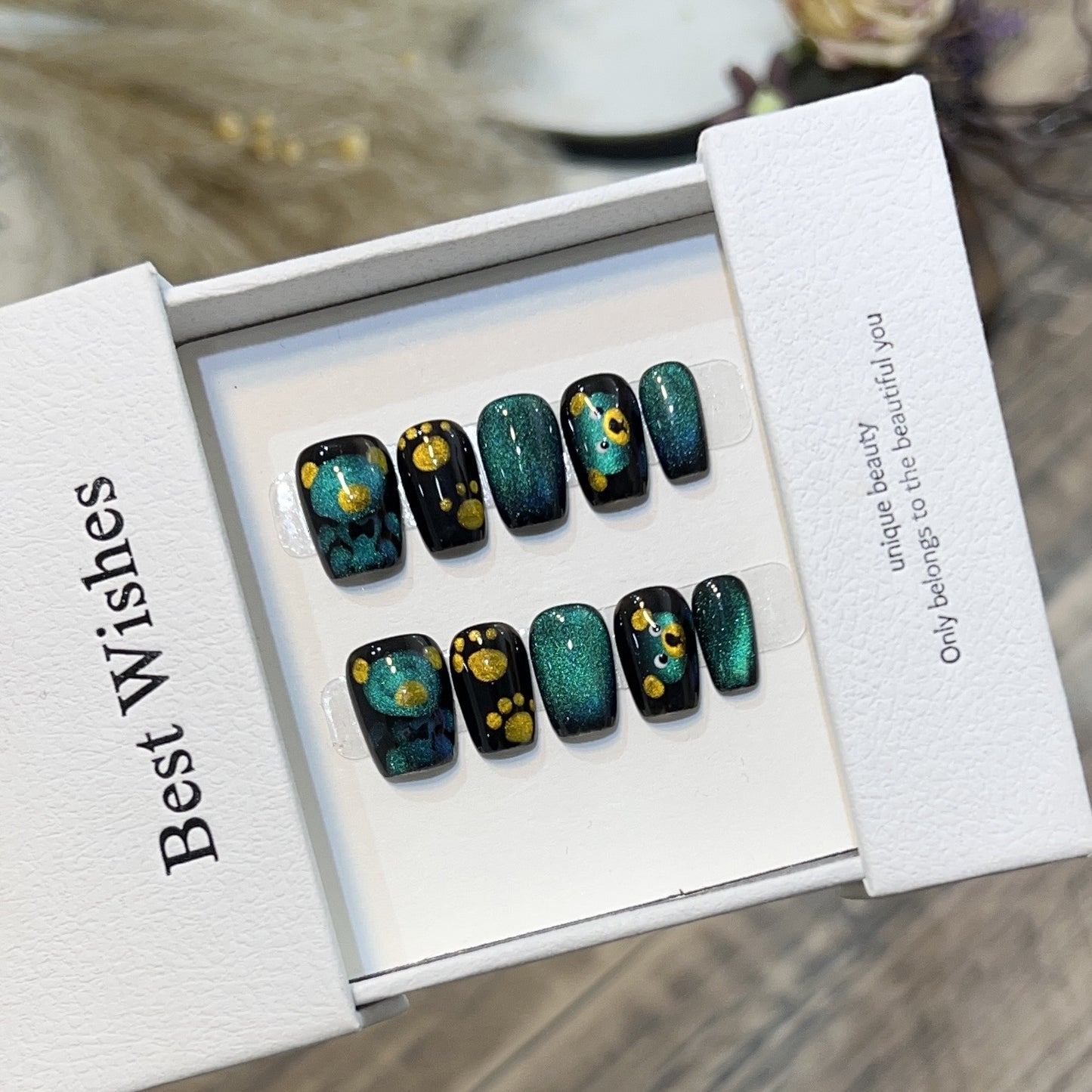 Künstlerisches Press-On-Nagelset mit verspielten Blumen- und Glitzerakzenten Brehn