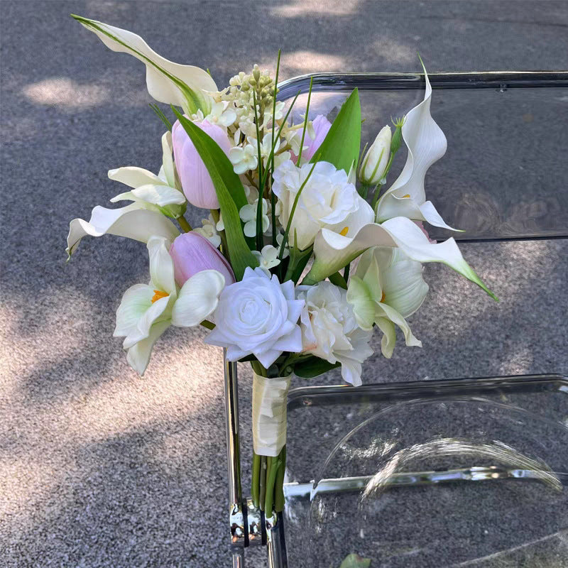 Künstlicher Blumenstrauß mit tropischem Grün