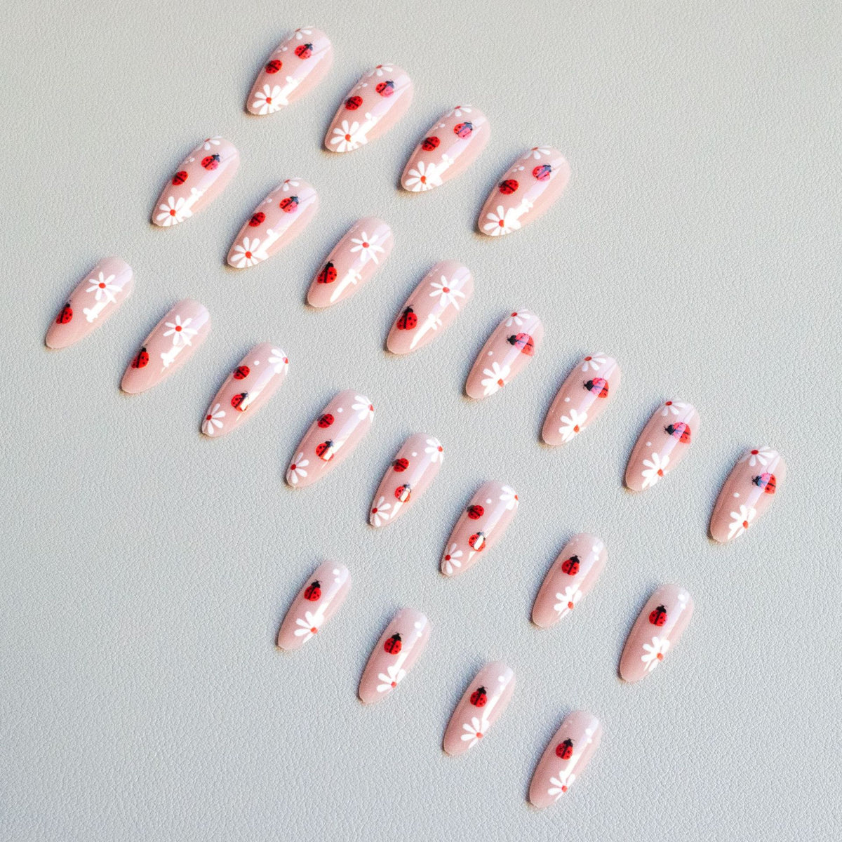 Marienkäfer-Themen-Acryl-Nagelkunst