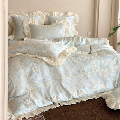 Luxuriöses Blumenspitzen-Rüschenduvet mit Satinstreifen