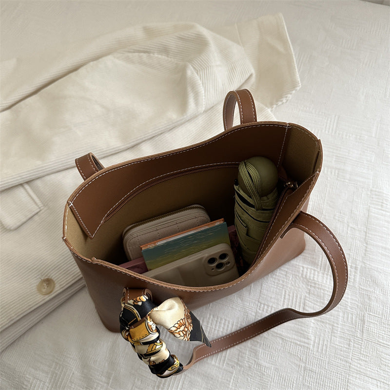 Elegante Strukturierte Tote-Handtasche mit Dekorativem Schal