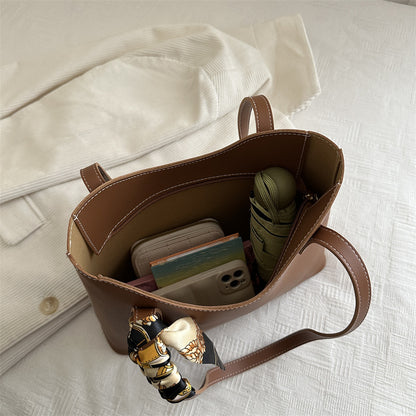 Elegante Strukturierte Tote-Handtasche mit Dekorativem Schal