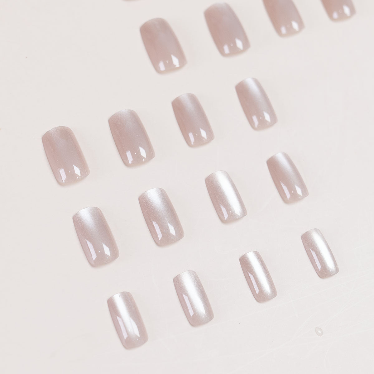 Glänzende Gel-Nagelverlängerungen