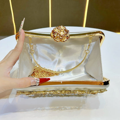 Luxuriöse mit Blumen verzierte Abendtasche