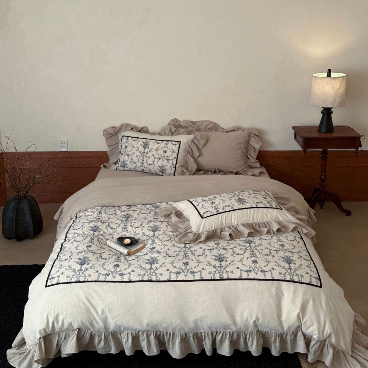 Romantische Leinenoptik-Bettwäschegarnitur mit Volant, gesteppter Mittelplatte und feinem Blumenjacquard