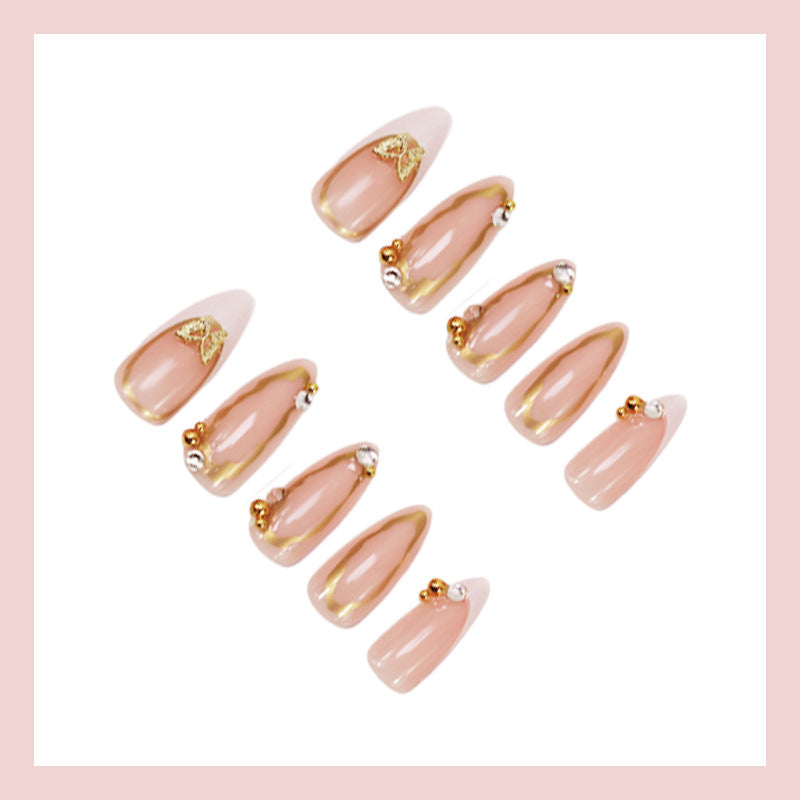Kunstnagelset mit elegantem Goldakzent und luxuriösen Verzierungen Brehn