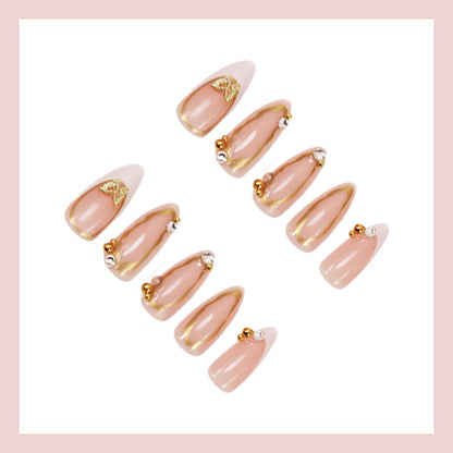 Kunstnagelset mit elegantem Goldakzent und luxuriösen Verzierungen Brehn