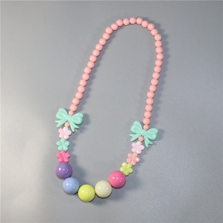 Bunte Perlenkette mit Floralen Elementen Brehn