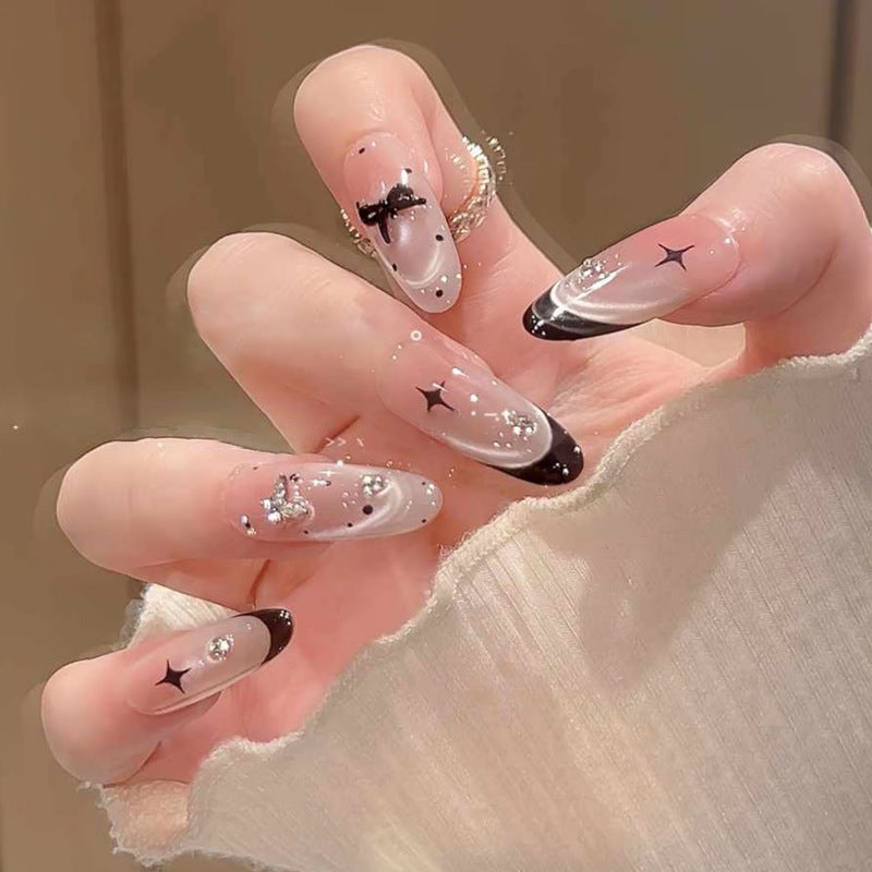 Kunstnagelset mit elegantem Schwarz-Weiß-Design und funkelnden Applikationen Brehn