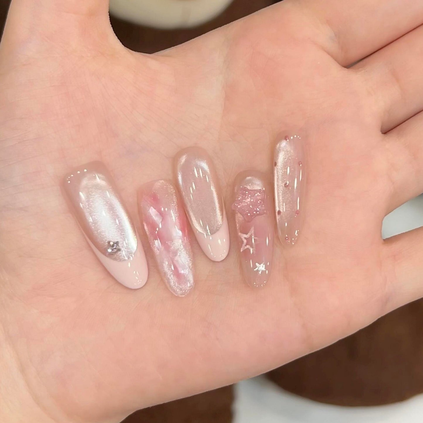 Kunstnägel mit Zartem Glitzer und Sternenmotiven Brehn