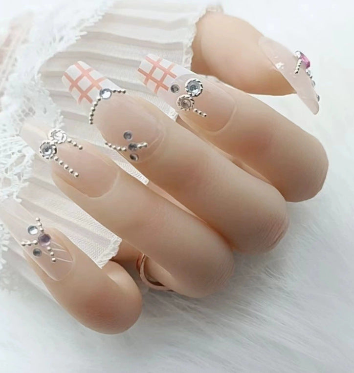 Elegantes Nageldesign mit Perlenverzierung Brehn
