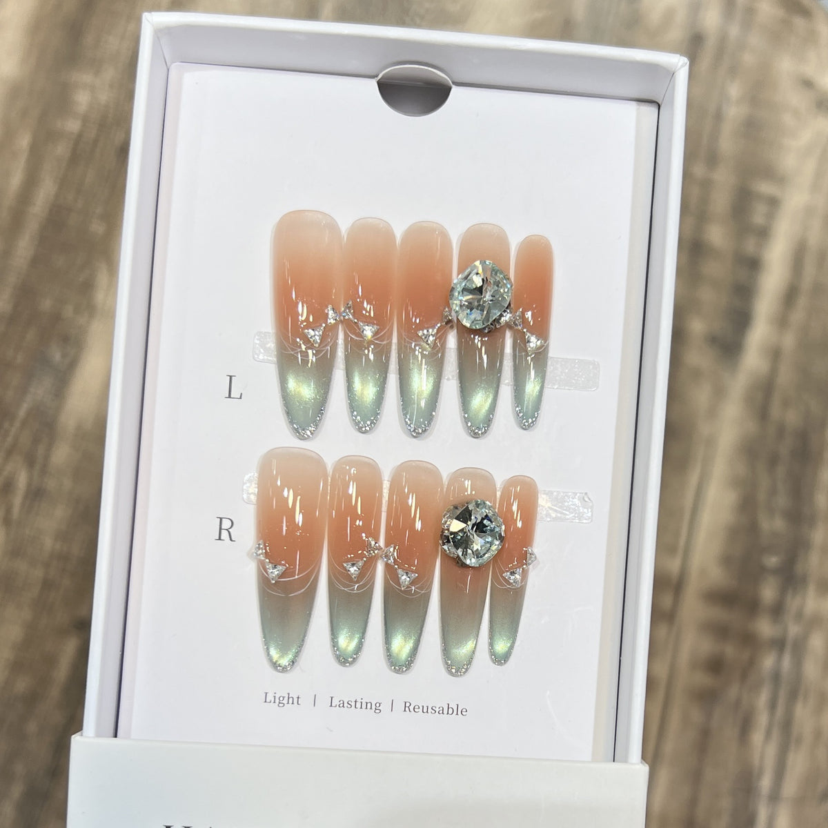 Elegantes Stiletto Press-On Nail Art Set mit Juwelenakzenten Brehn