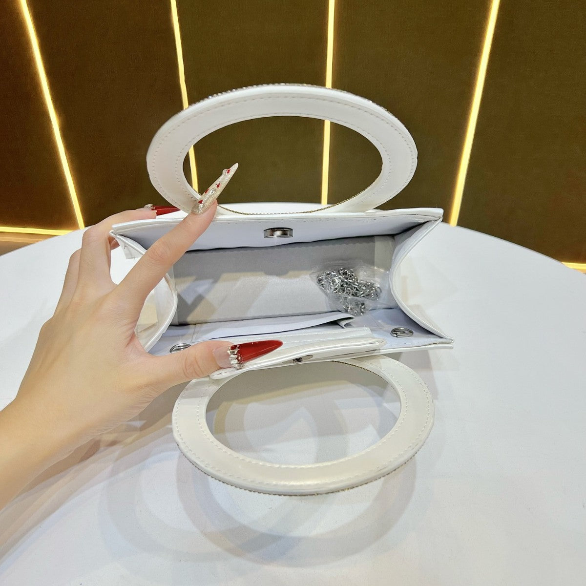 Elegante ringgetragene Abendhandtasche