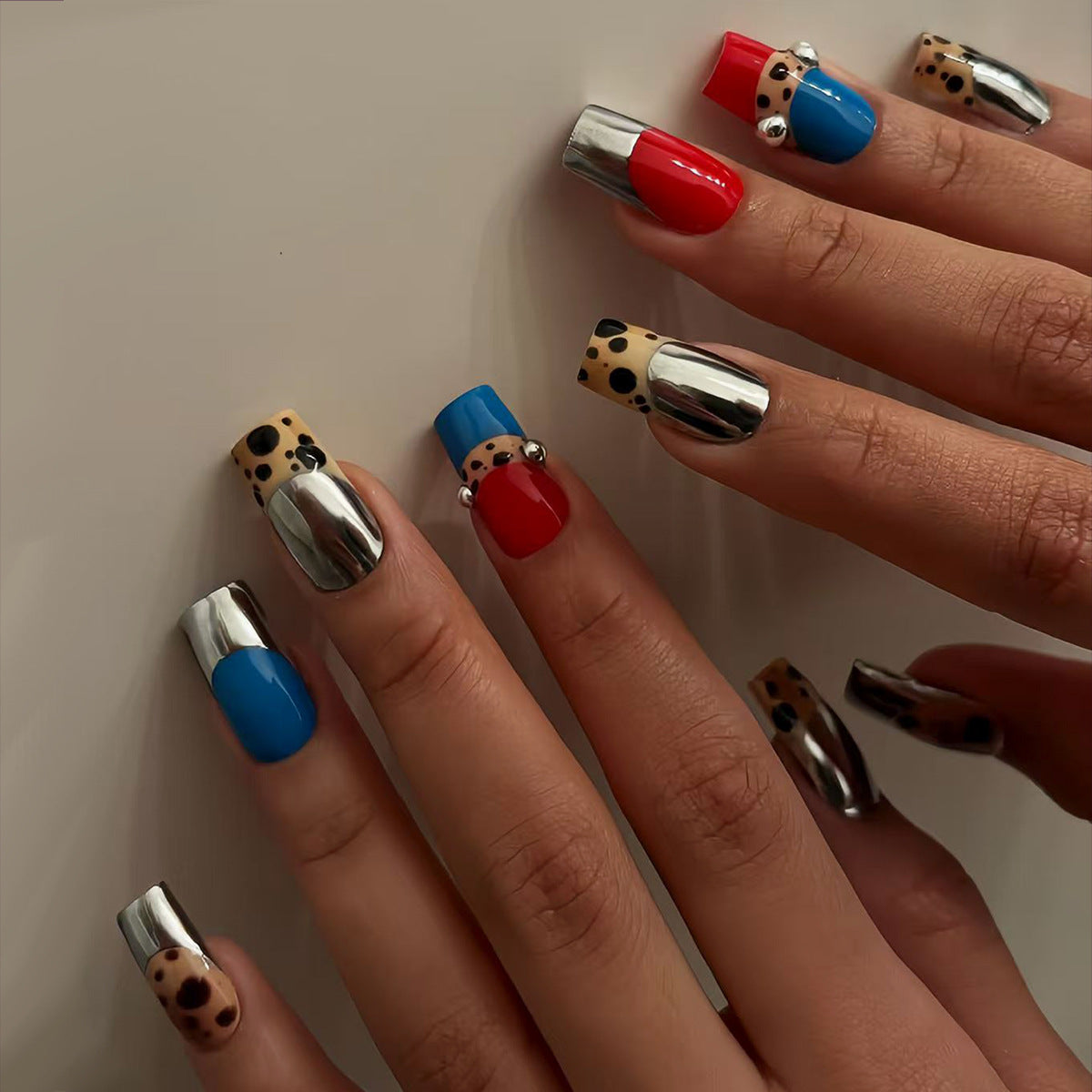 Künstliche Fingernägel mit Kreativem Metallic-Design Brehn