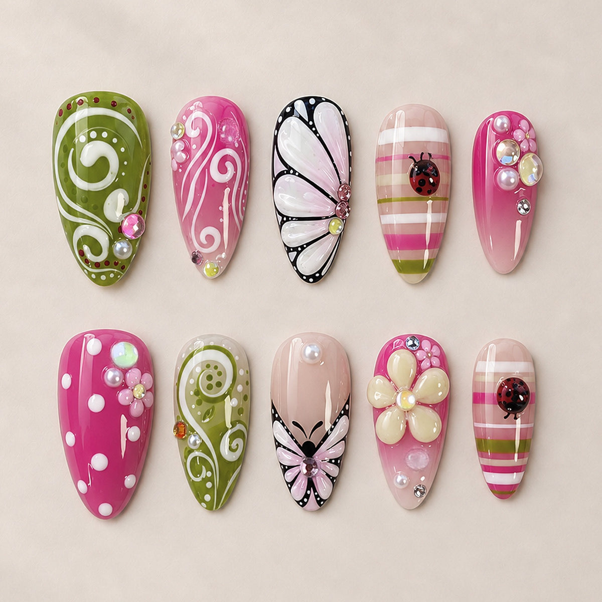 Kunstnagelset mit verspielten Blumen- und Glitzermotiven Brehn