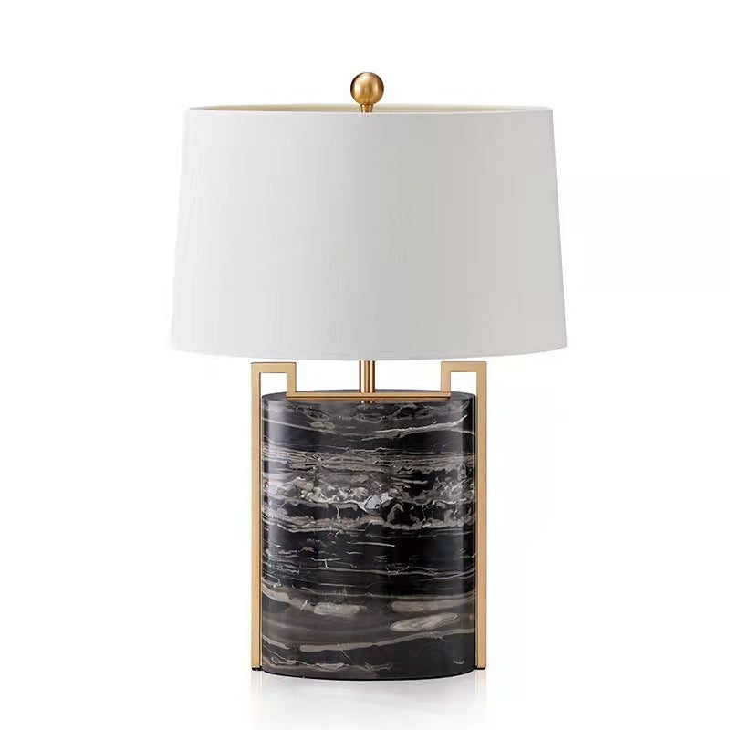 Elegante Marmor Tischlampe mit goldenen Akzenten