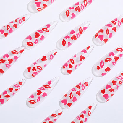 Kunstnägel mit romantischen Lippen- und Herzmotiven Brehn