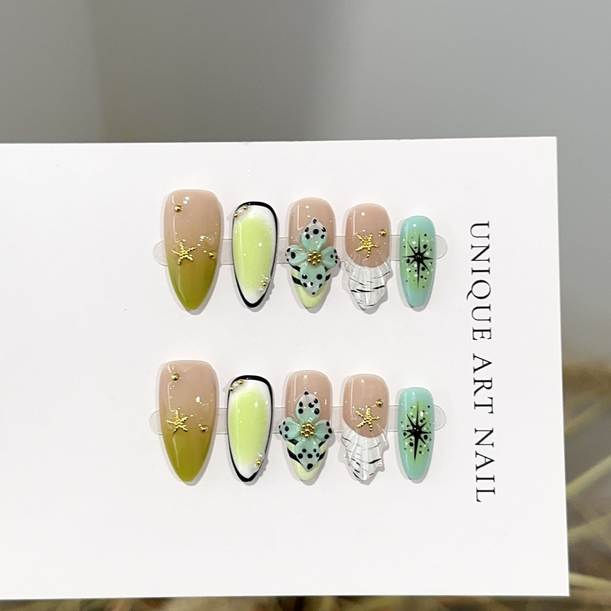 Künstlerisches Press-On-Nagel-Set mit floralen und Edelstein-Akzenten