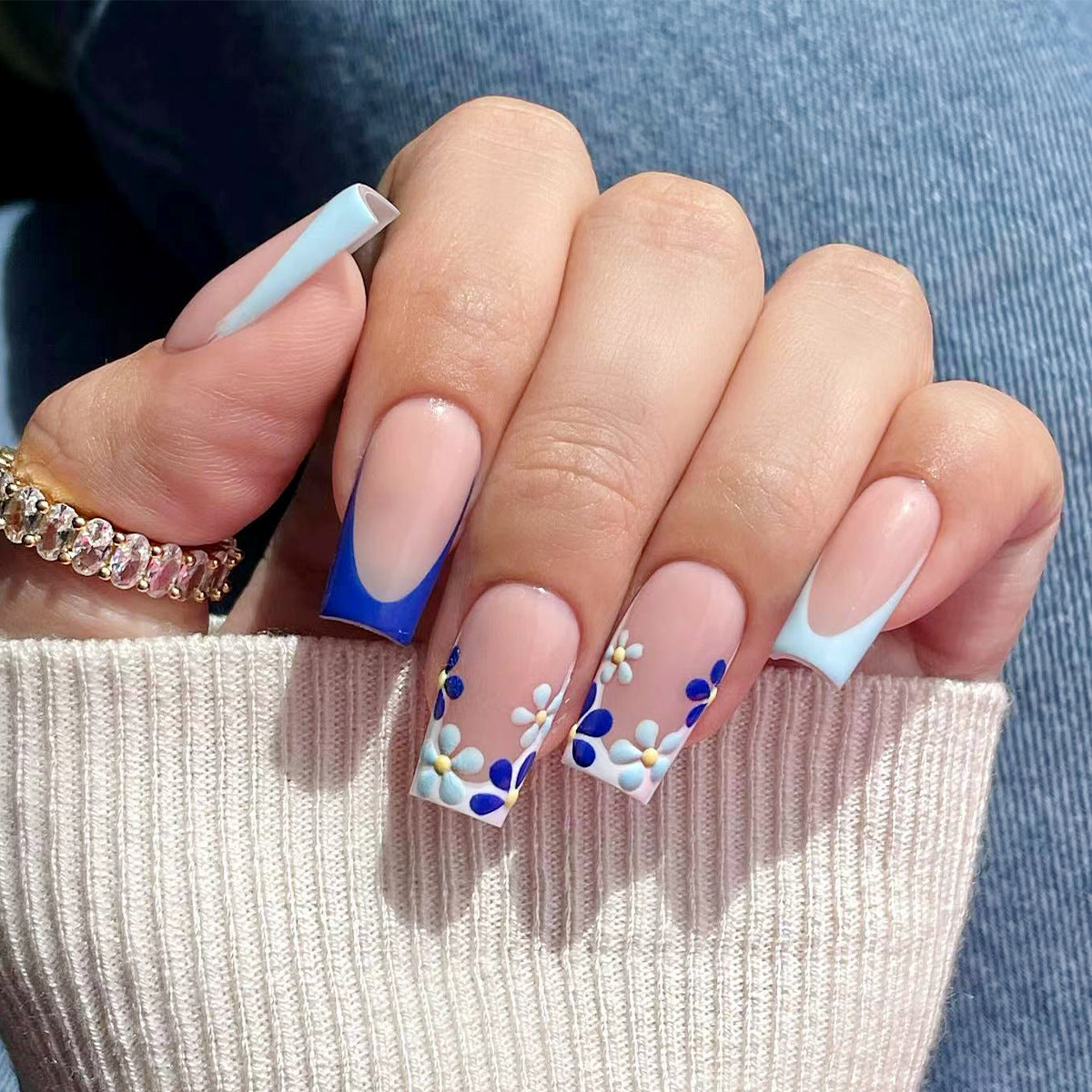 Kunstvolle Nagelgestaltung mit floralen Akzenten Brehn