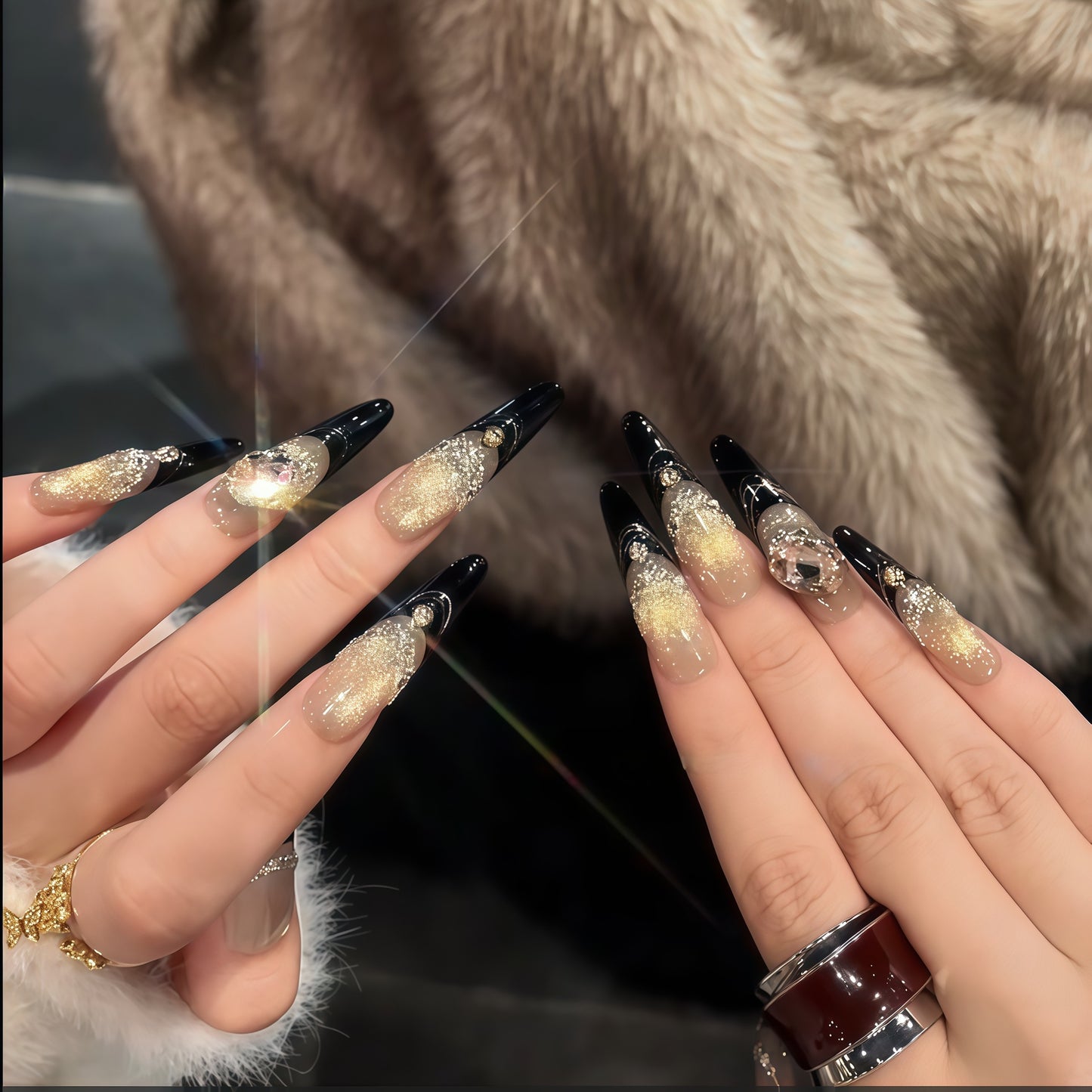 Glamouröse Kunstnägel mit Extravagantem Strass- und Glitzereinsetzen Brehn