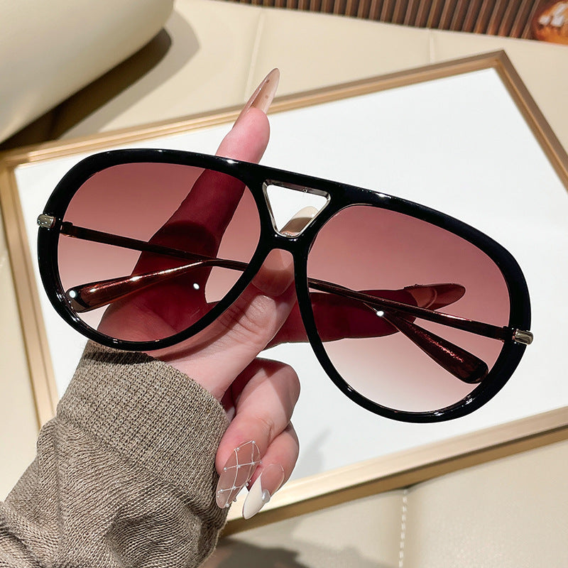 Damen Sonnenbrille im extravagantem Design mit markanten Gläsern Brehn