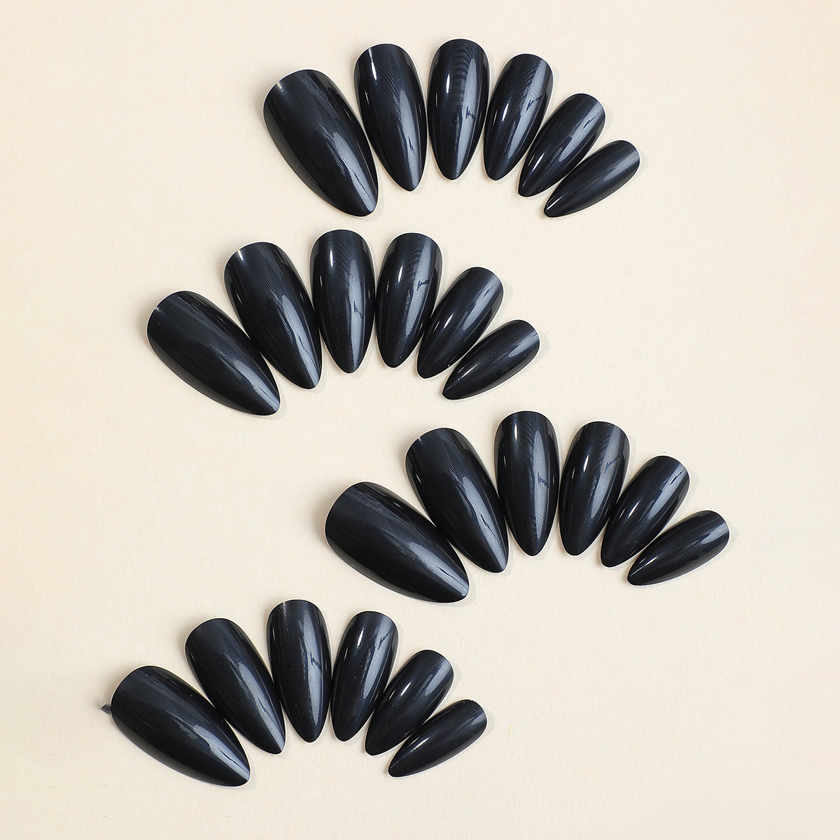 Kunstnagelset mit stilvollem, spitzen Design Brehn