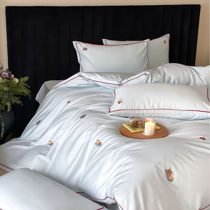 Premium-Baumwollsatin-Bettgarnitur mit zarten Tierstickereien und Kontrastpaspel