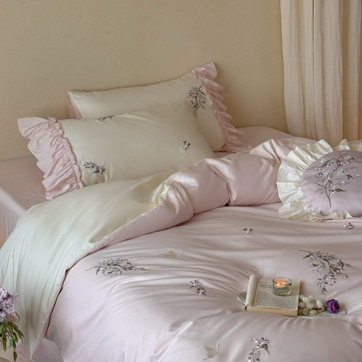 Luxuriöses Satin-Bettwäsche-Set mit Rüschen und zarter Blumenstickerei Brehn