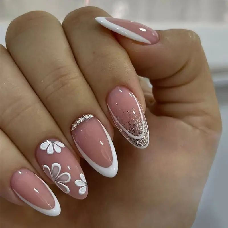 Elegante Blumen-Mandel-Nail Art Brehn