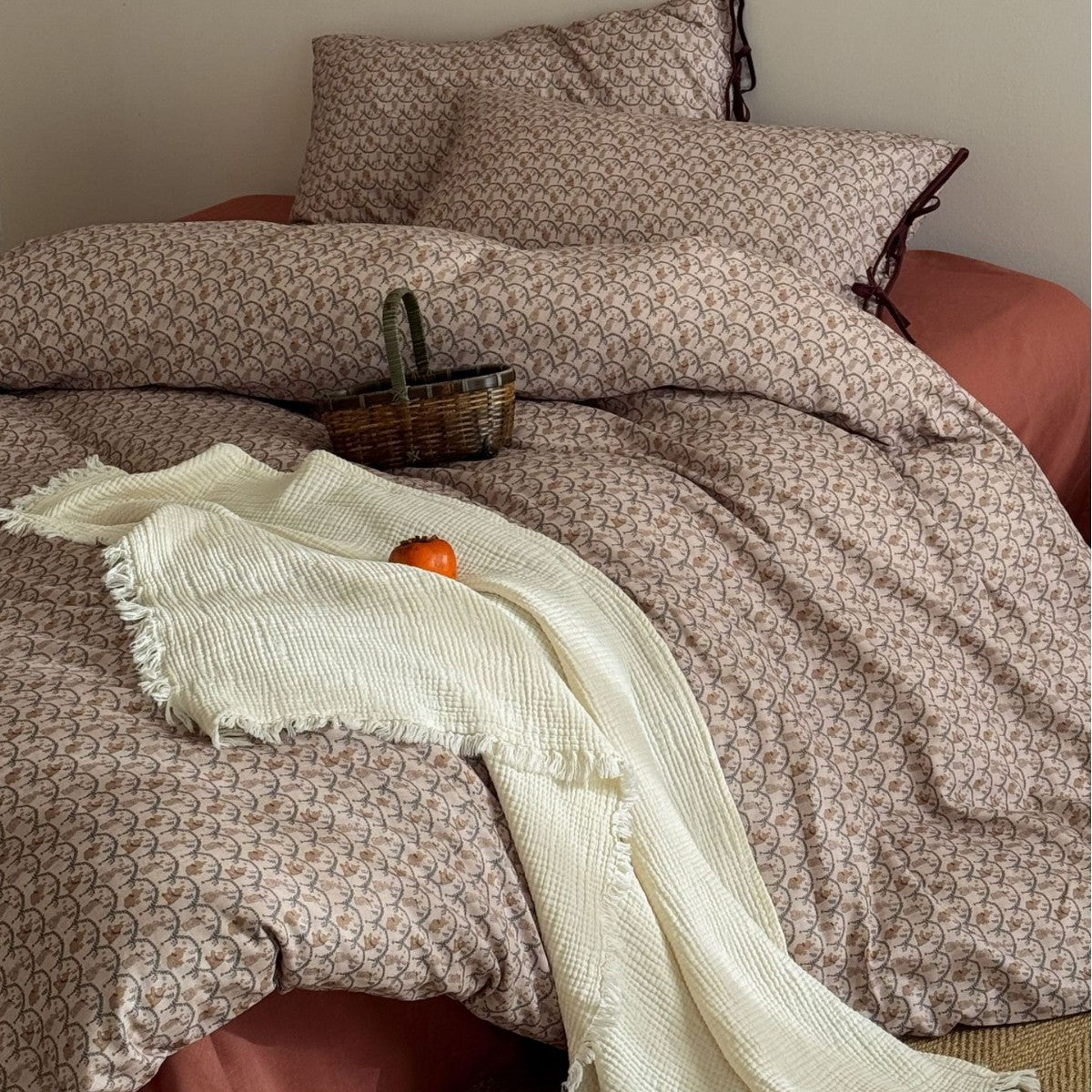 Gepolstertes Bettwäscheset aus Baumwoll-Jacquard mit feiner Floralsteppung und Bindebändern