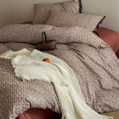 Gepolstertes Bettwäscheset aus Baumwoll-Jacquard mit feiner Floralsteppung und Bindebändern