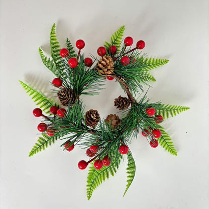 Weihnachtskranz mit Tannenzapfen und roten Beeren