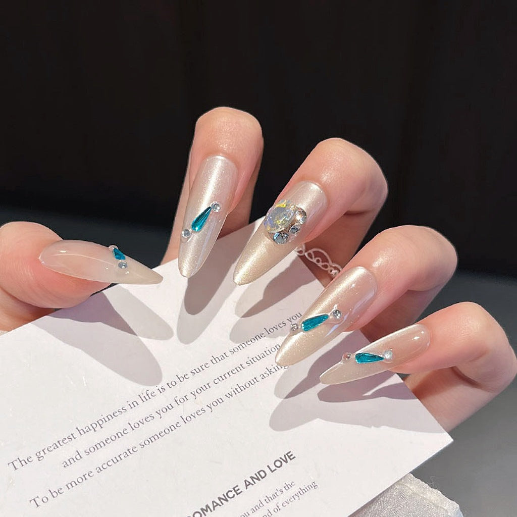 Kristallverzierte Nagelkunstverlängerungen Brehn