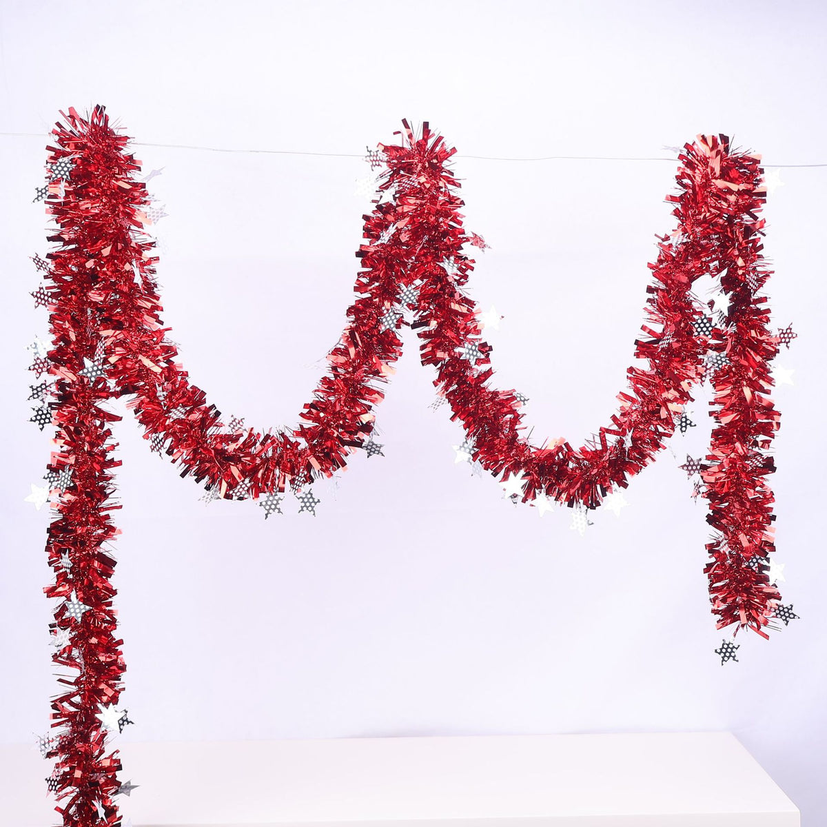 Glitzernde Weihnachtsgirlande mit Schneeflockenmotiven