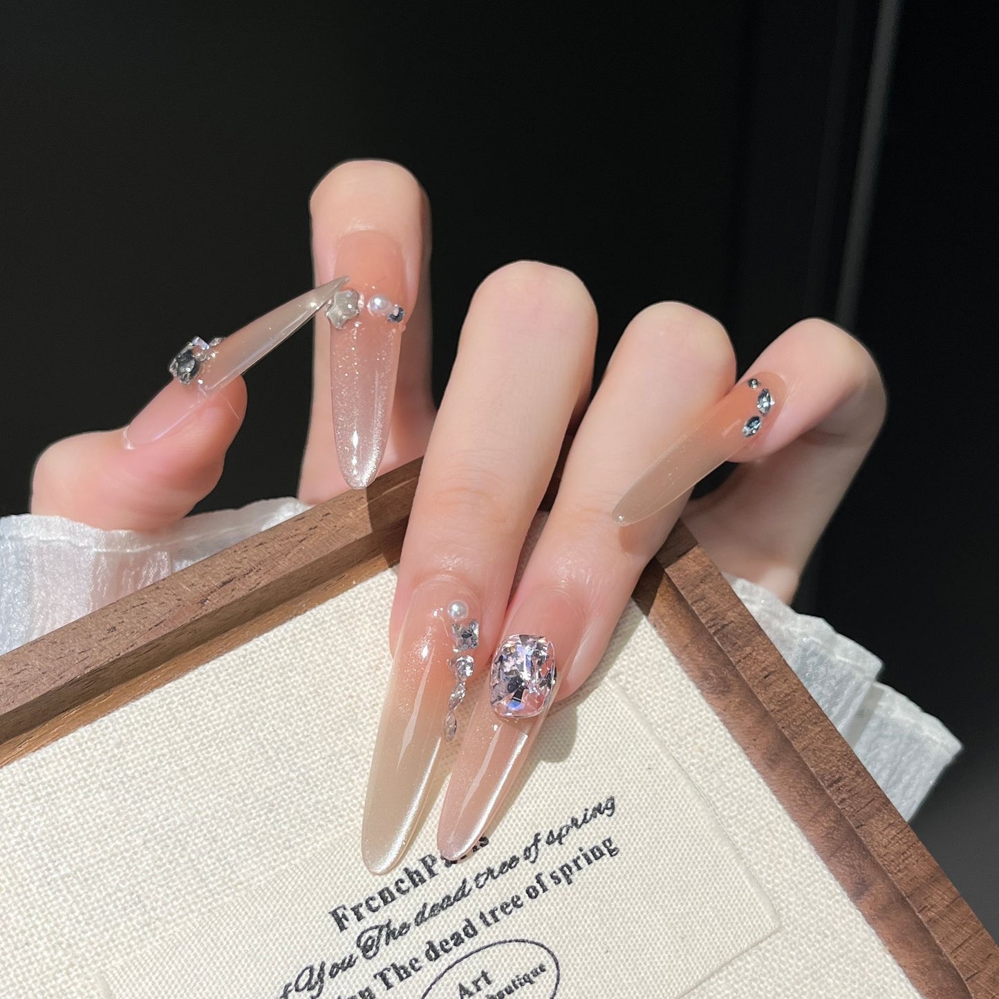 Elegante mit Strass veredelte Press-On Nagelverlängerungen Brehn