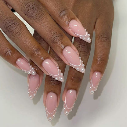Elegantes mit Perlen verziertes Press-On-Nageldesign