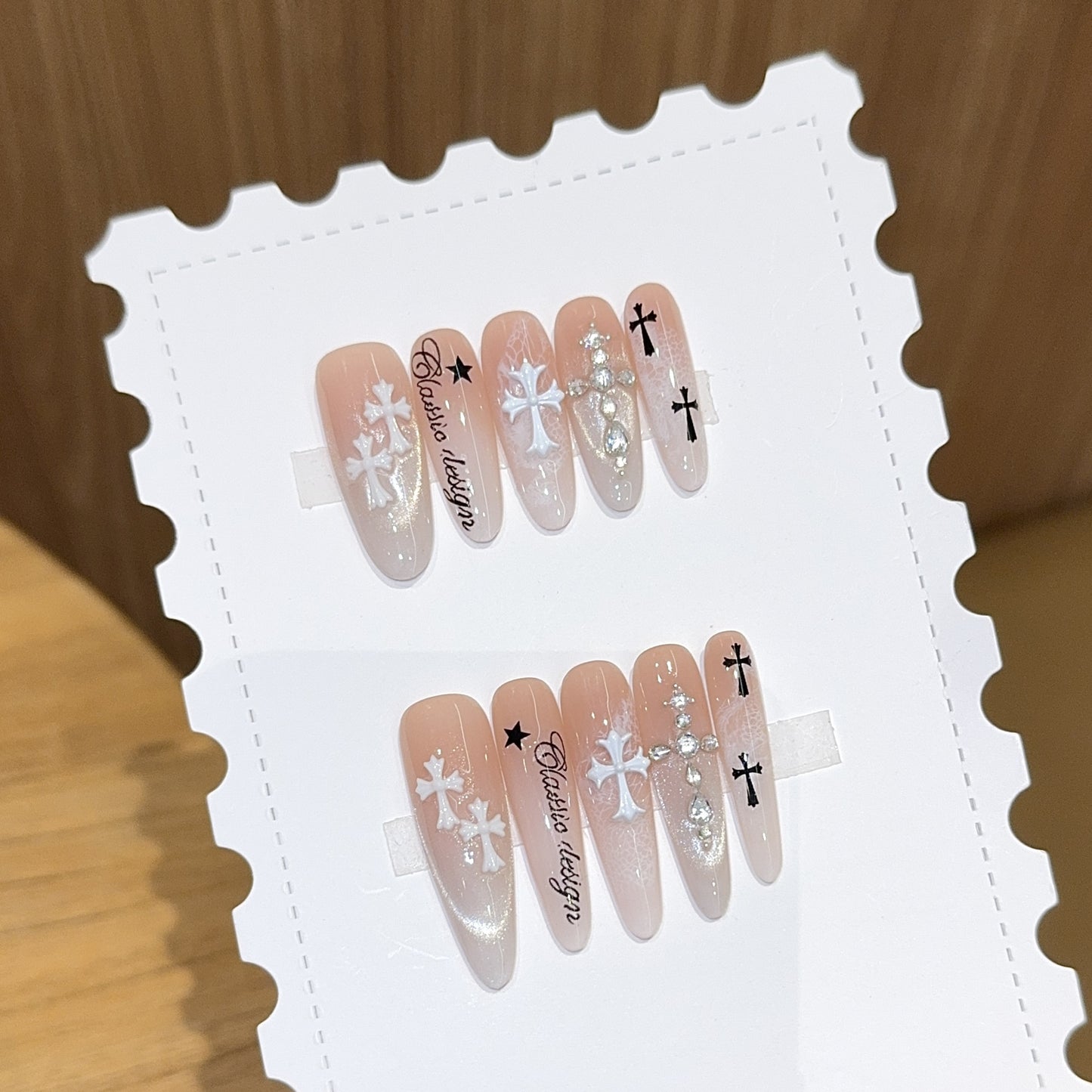 Kunstnagelspitzen mit Kreuz- und Glitzermotiven Brehn
