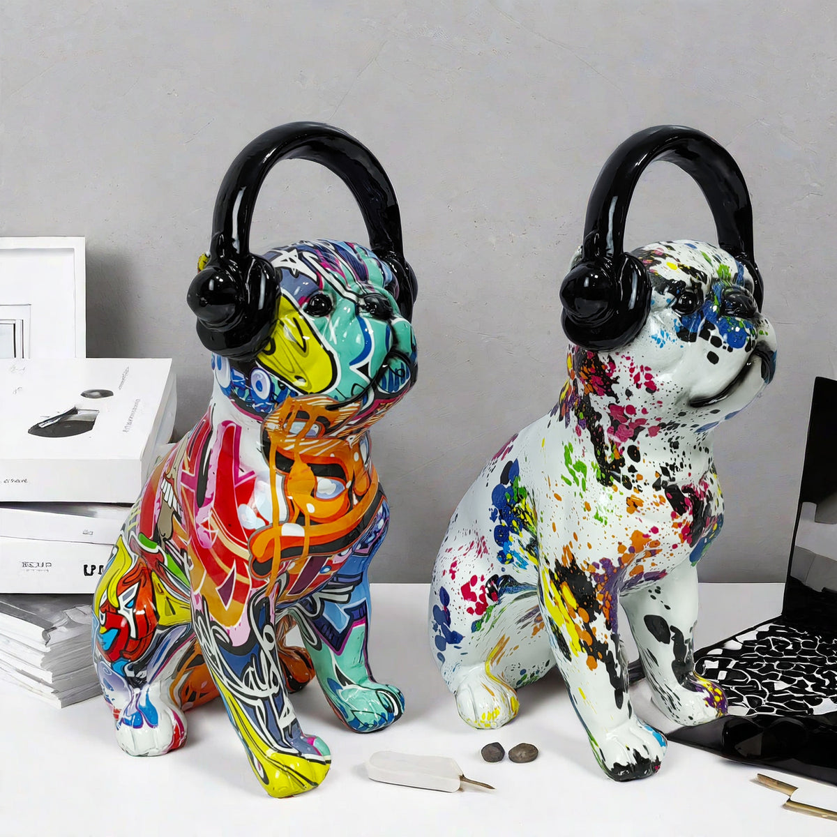 Kreative Bulldoggen Skulptur mit Kopfhörern Brehn