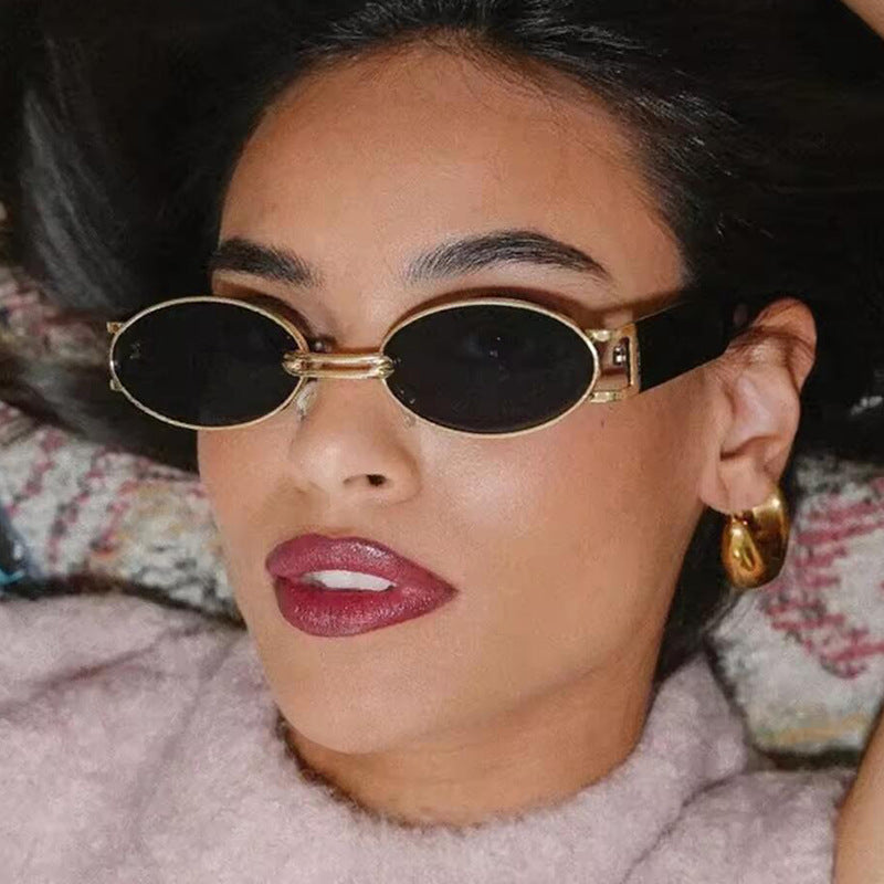 Damen ovalförmige Sonnenbrille mit goldenen Akzenten und stylischem Rahmen Brehn