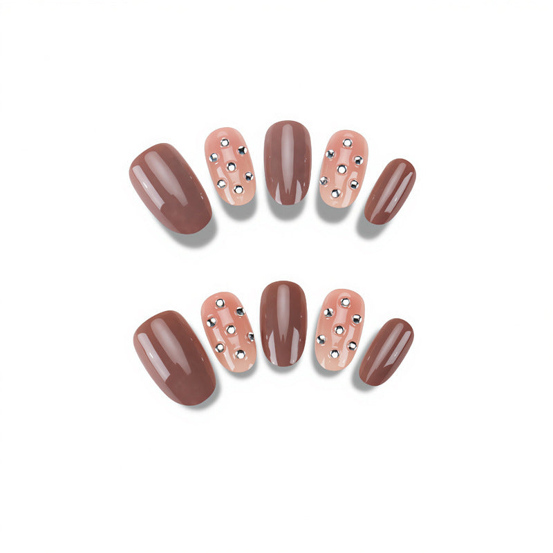 Elegante Nagelkunst mit Strassakzenten Brehn