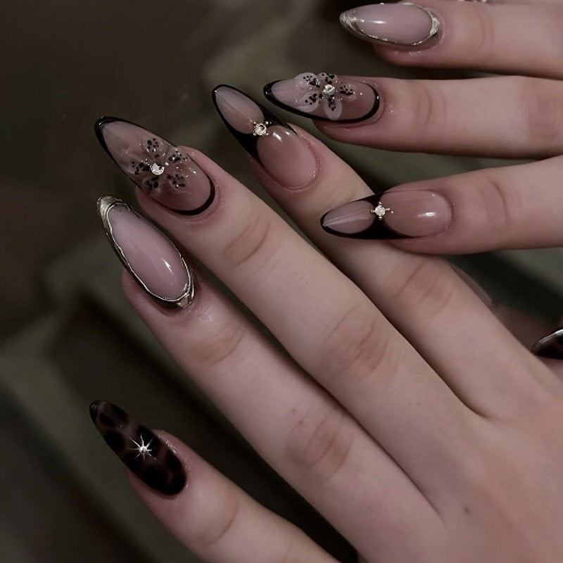 Kunstnagelset mit eleganten Spitzen und trendigen Akzenten Brehn
