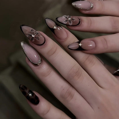 Kunstnagelset mit eleganten Spitzen und trendigen Akzenten Brehn