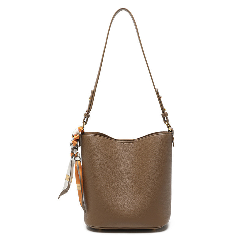 Texturierte Leder-Eimer-Tasche Brehn