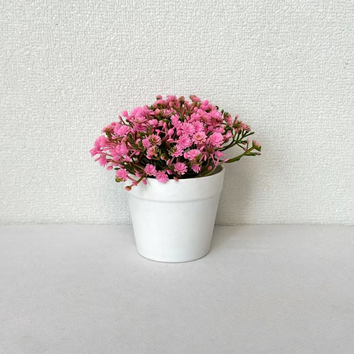 Miniatur Arrangement mit künstlichen Blumen im Topf
