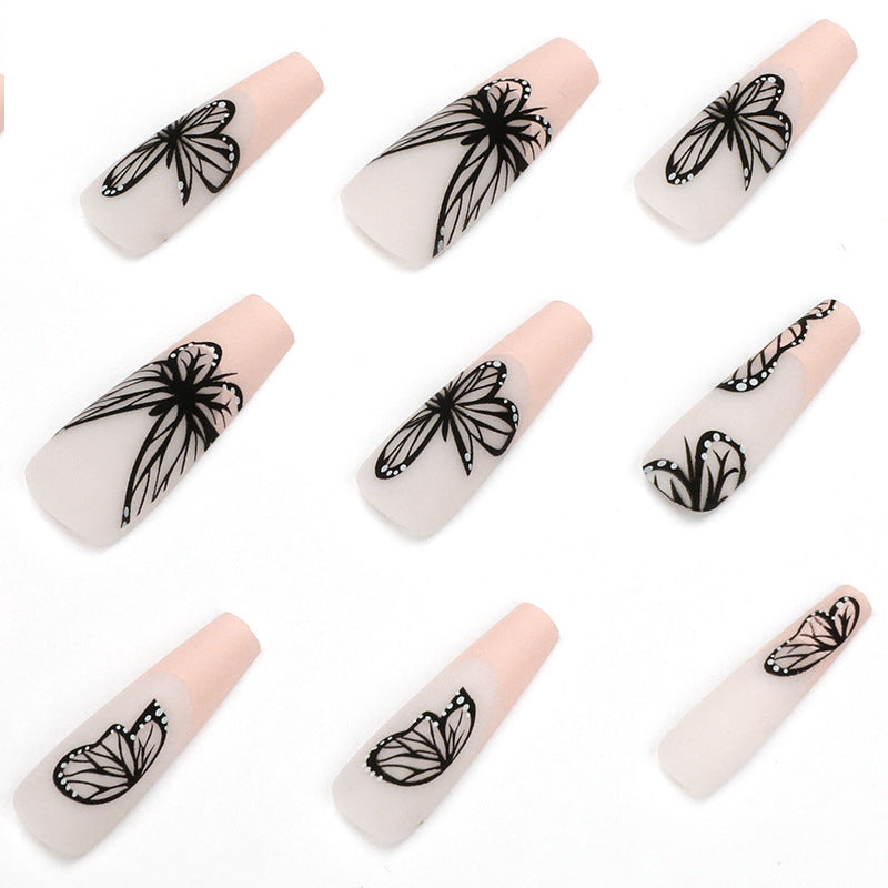 Kunstvolle Nagelkunst mit Schmetterlingsmotiv Brehn