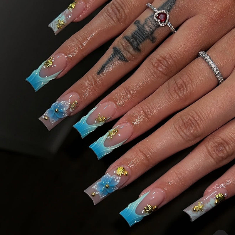 Kunstvolle Nagelkunst mit floralen Akzenten und Glitzereffekten Brehn