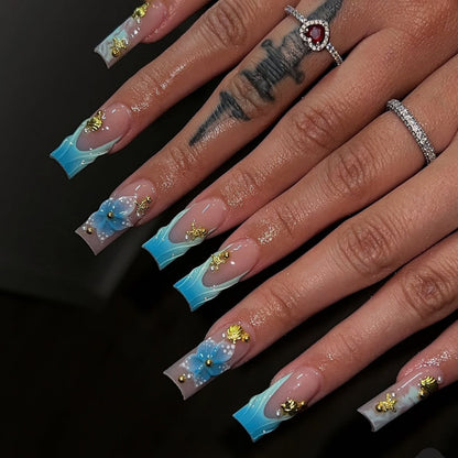 Kunstvolle Nagelkunst mit floralen Akzenten und Glitzereffekten Brehn