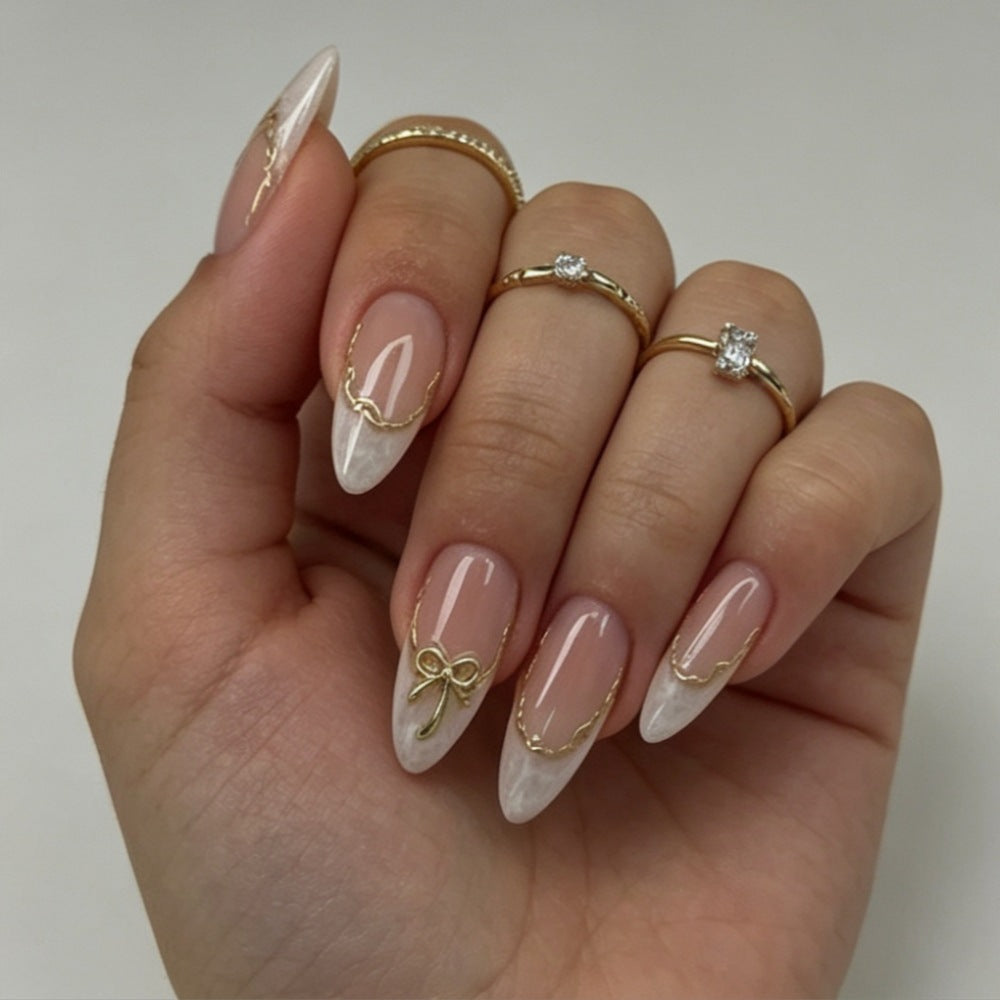 Elegantes Press-On-Nagelset mit goldenen Akzenten Brehn