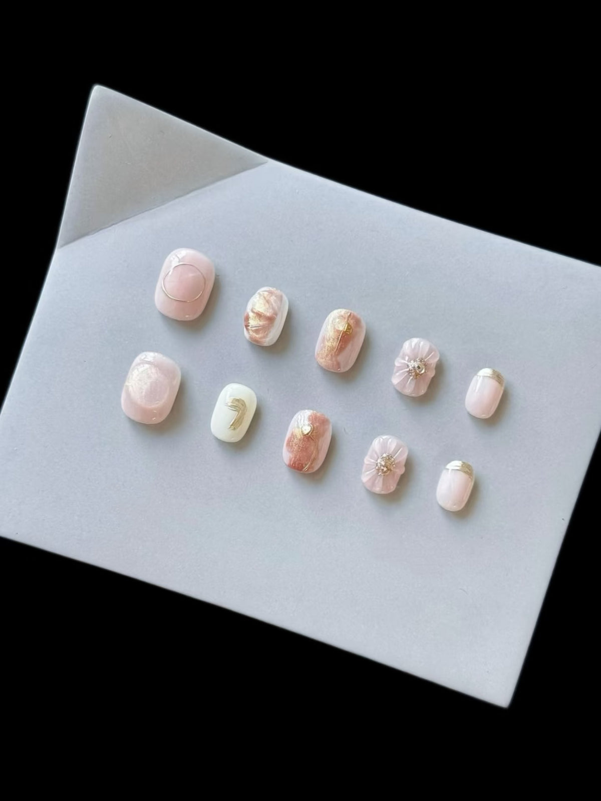 Künstlerisches Press-On-Nagelset mit dekorativen floralen Akzenten